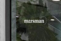 Marsman logo op raam